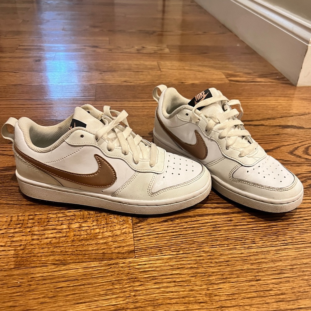 Nike sneaker gold and white